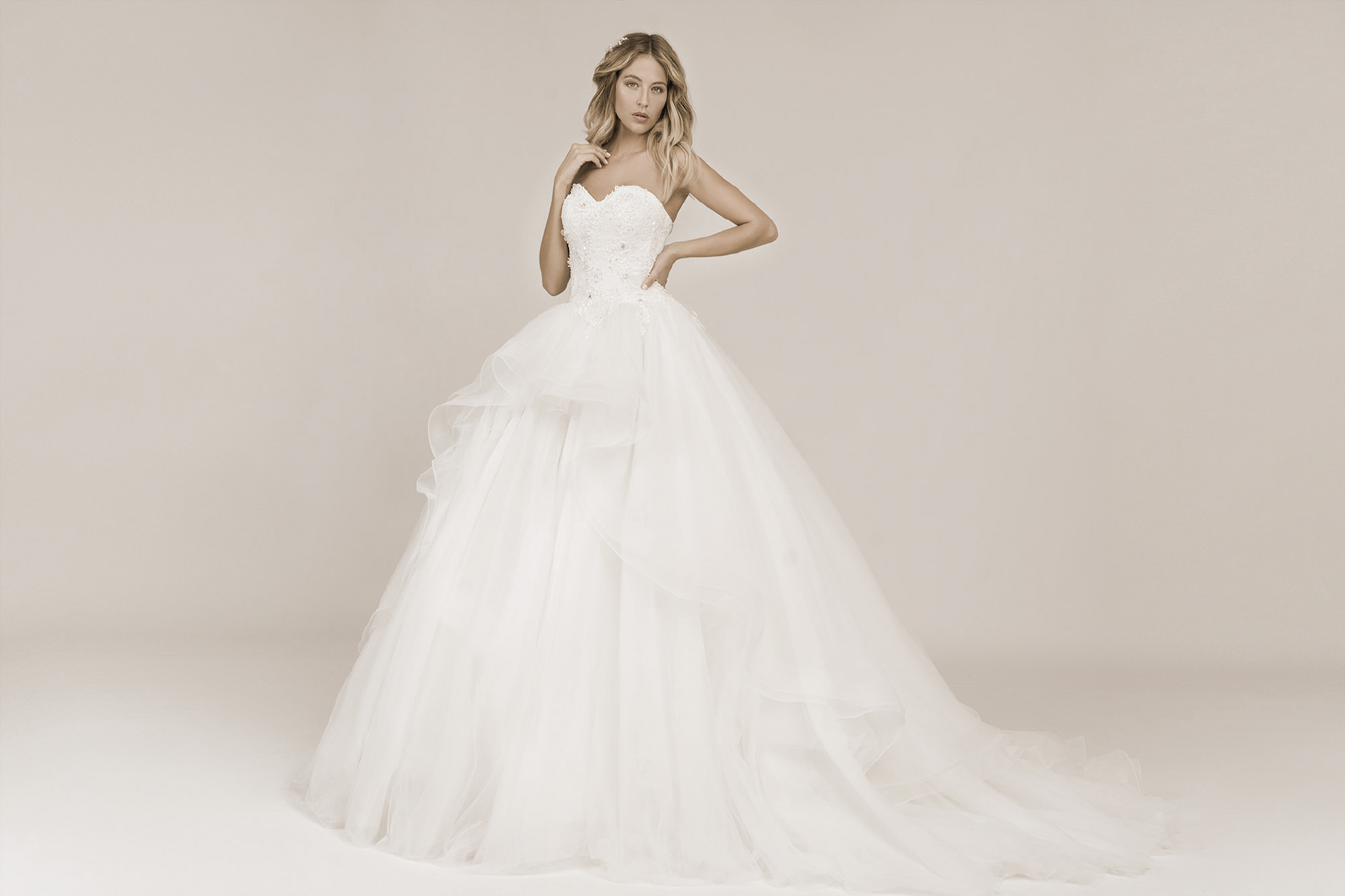 Brautkleid mit weitem Rock